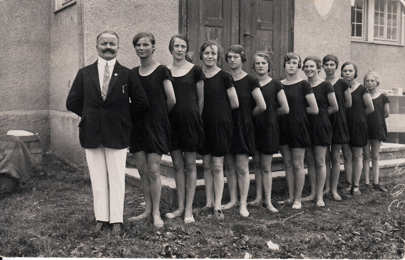 Damenriege mit Narziß Görthofer im Jahr 1927