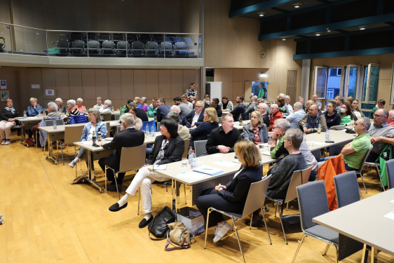 Gut besuchter Bürgersaal