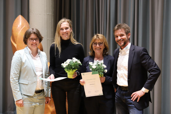 Silberne Vereinsnadel für 25 Jahre Mitgliedschaft: Lena Jamitzky (vertreten durch Sabine Jamitzky) und Anke Braun