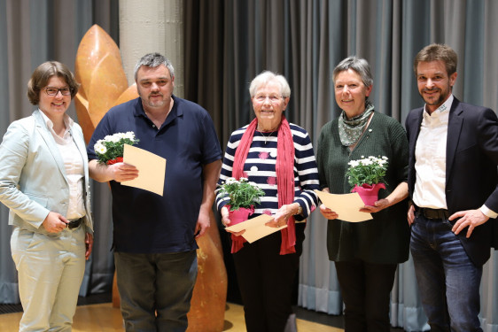 Goldene Vereinsnadel für 40 Jahre Mitgliedschaft: Thomas Thaler, Brigitte Raith und Frauke Werner