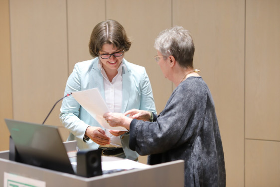 Ehrung von Ulrike Malcher durch Bärbel Vorrink