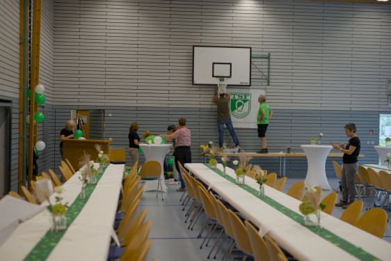 Die fleißigen Aufbauhelfer