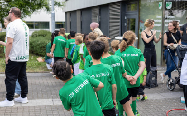 Lange Schlange vor der Eisausgabe